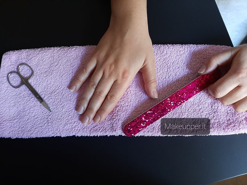 tagliare le unghie- mani perfette - makeupper - manicure professionale