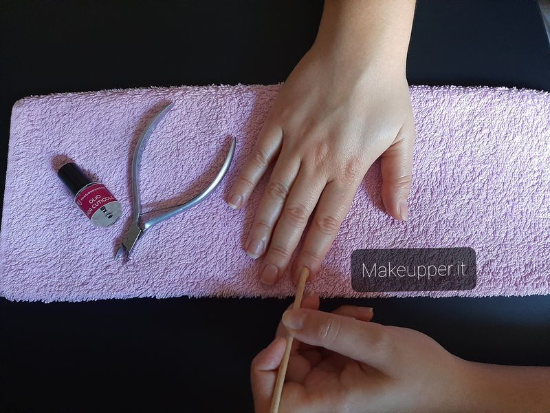 spingere indietro le cuticole - tagliare cuticole- makeupper-it - mani come dall'estetista professionali 